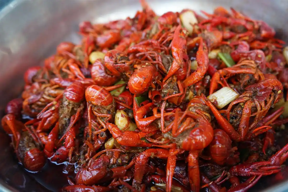 38岁男子卖炒龙虾10年,买房买车身家百万,要培养2岁儿子做生意