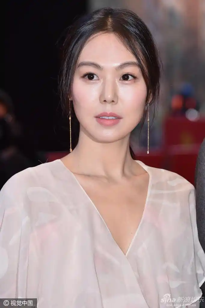 导演洪尚秀头发灰白,女主角金敏喜身穿白色礼服亮相. 视觉中国/图