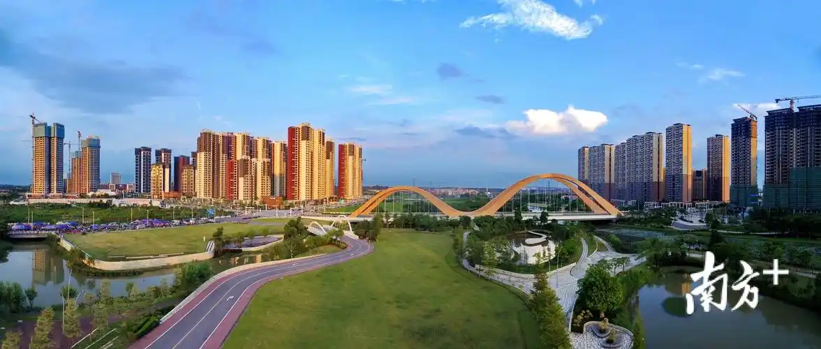 三水新城水韵桥上空一片蔚蓝,"三水蓝"成为城市靓丽的名片. 李东 摄