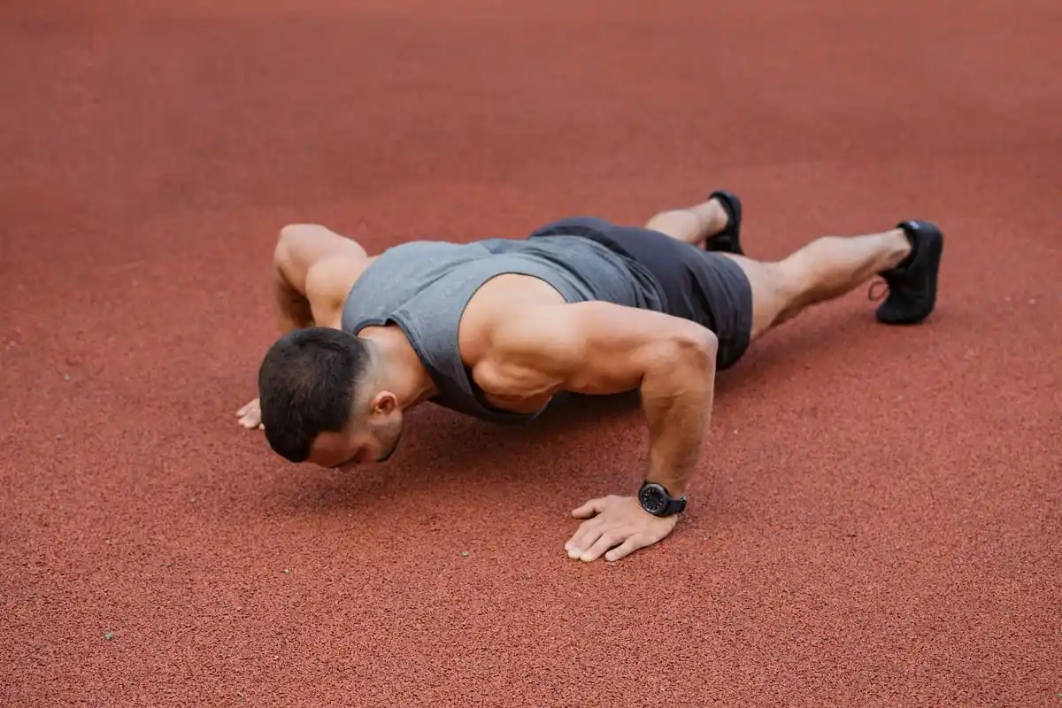 多种俯卧撑帮你打造完美胸肌  新手刚开始健身的时候最喜欢练的就是