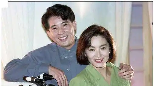 当时的邵乔茵怀孕8个月,她质问丈夫秦汉绯闻事情的真假.