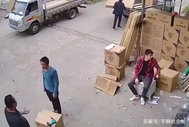 江苏苏州:男子坐在45元的床头柜上休息,结果床头柜瞬间散架