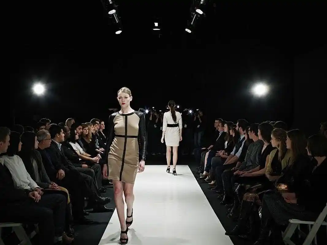 模特走秀基本动作技巧 1,站立的标准姿势和站立时间:头,颈,躯干在一