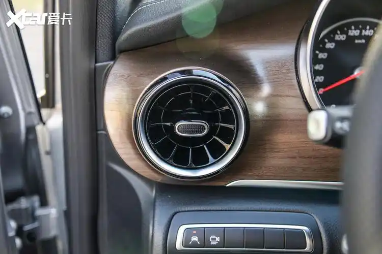 新车型的空调出风口在造型上略有变化,出风口格栅被改进成了放射状的