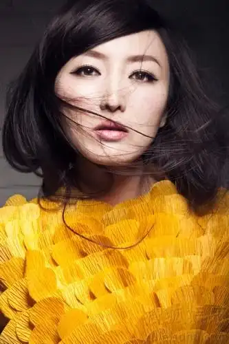 小何晴变花仙子写秋意 在沉静中破茧成蝶