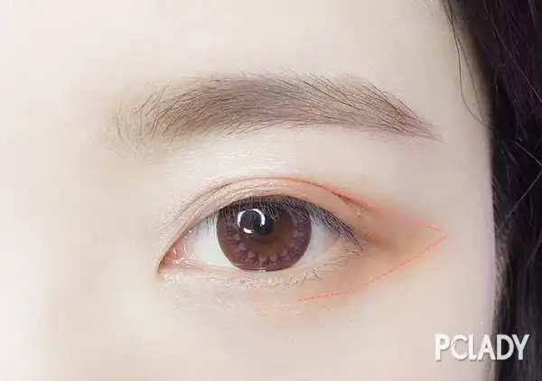 最后用腮红涂一下眼尾的位置,详细的看图示位置