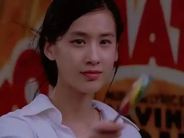 背刺周星驰,给赵本山下跪,黄圣依哪是什么花瓶?真面目不简单