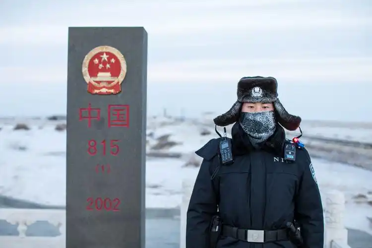 2020年12月28日,二连出入境边防检查站民警在中蒙边境815号界碑前执勤