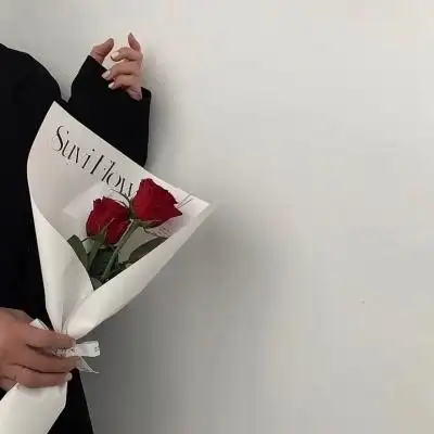 手拿玫瑰花/我带着浪漫将你入怀_唯美图片_我要个性网