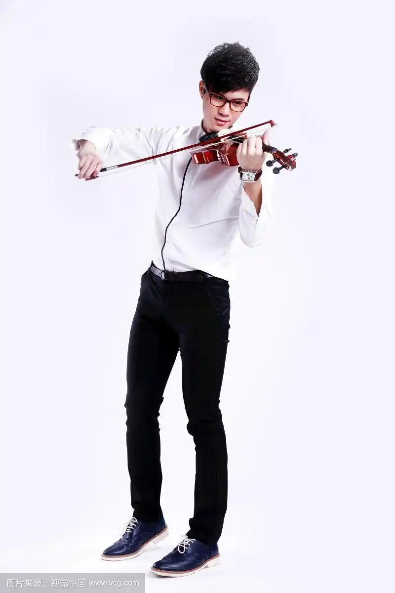 拉小提琴的男人