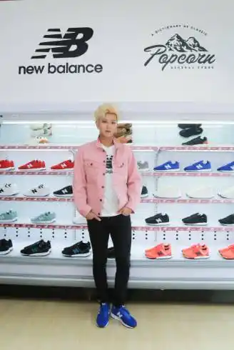 超壕气!黄子韬为新百伦代言:我的鞋至少几百双