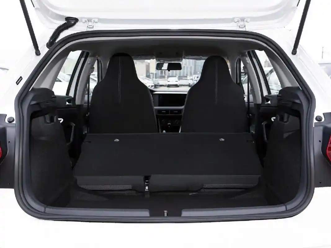 新款polo把后排放倒,还是可以放不少东西的 后排isofix儿童安全座椅