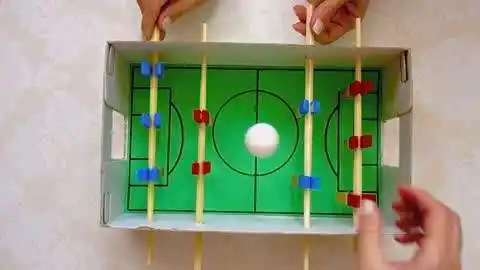 教你用鞋盒手工制作玩具桌上足球周末和小朋友们玩得很开心