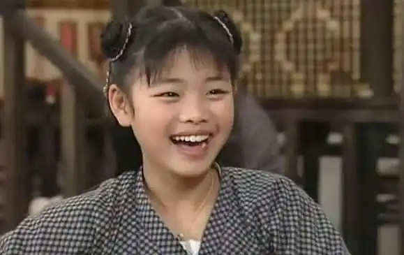 "最丑童星"莫小贝拍偶像剧,oversize风太邋遢!女主造型大扑街