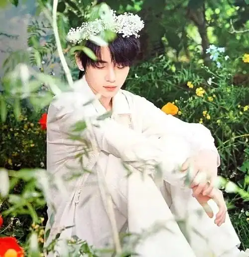 丁程鑫花环白衣照##丁程鑫春日花仙造型