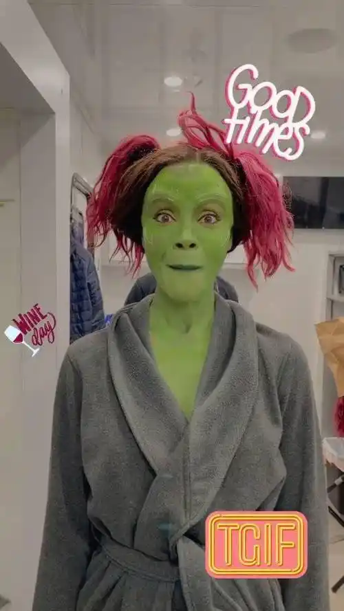 卡魔拉扮演者晒《银护3》片场视频:保持身材吃橘子_佐伊·索尔达娜