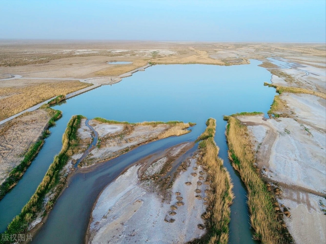 而今的艾丁湖逐渐缩小.