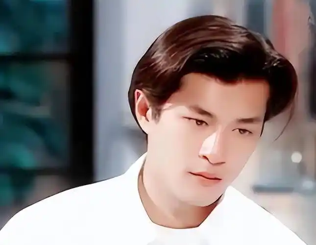 大家对古天乐的印象可能都是《反贪风暴》里那个古铜色皮肤的大佬,那