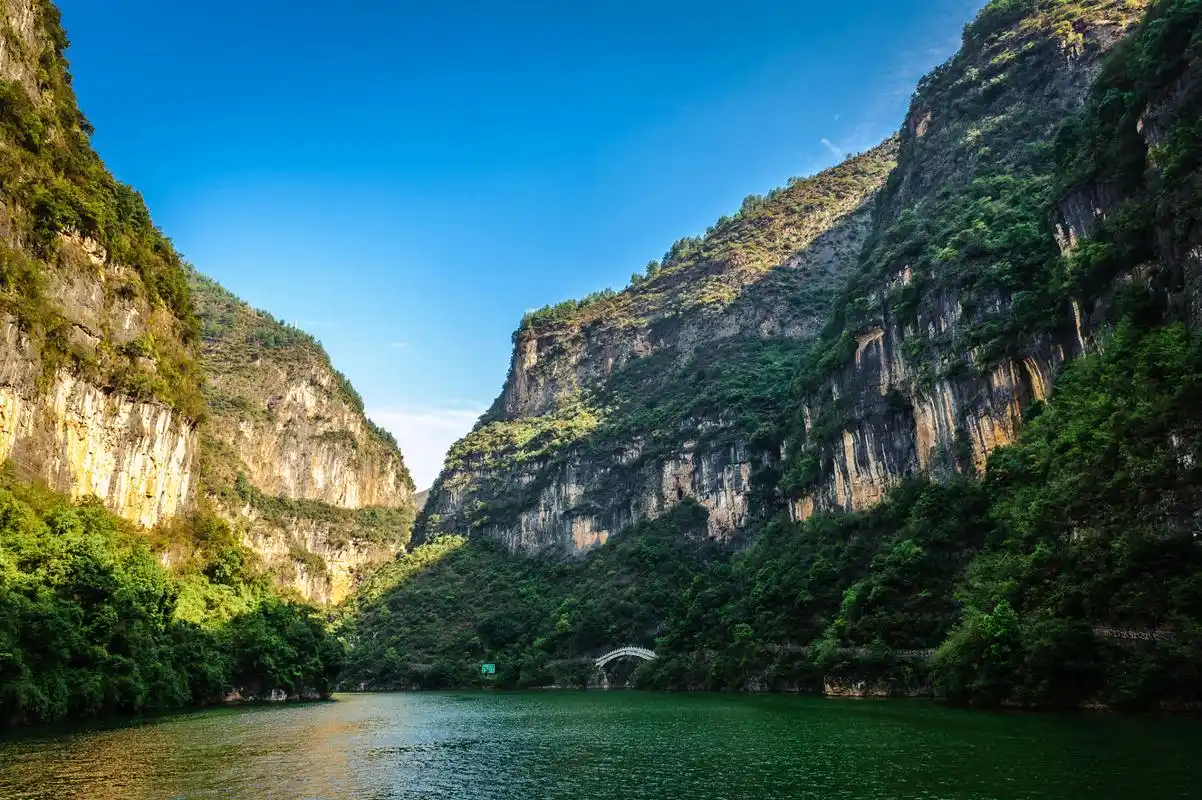 在重庆彭水县的阿依河aaaaa景区,绿意盎然的天堂等你来探索.