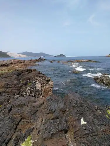 湾仔海滩位于惠东盐洲岛西冲湾仔村,是一个美丽醉人的小岛 海边尤人