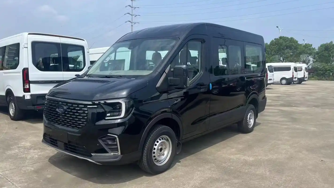 上热门 全新未上牌福特全顺t8手动2.3t柴油中轴中顶商旅版九座