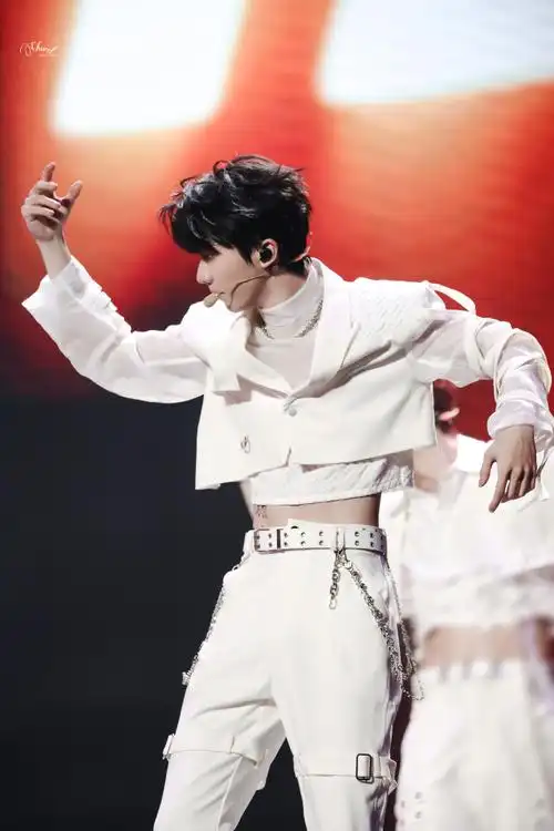 马嘉祺爱心露背拖尾礼服##马嘉祺叁重楼暨出道四周年演唱会