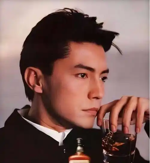 尊龙真是优雅了一辈子,70岁白发不染仍儒雅贵气,到老都没油腻感_发型