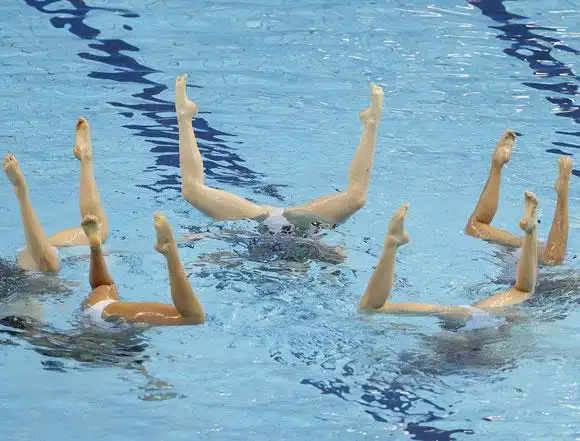 >  游泳 女子花游腿功特写 正文   新浪体育讯 女子花样游泳团体决赛