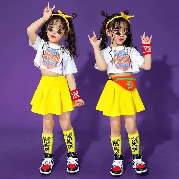 穿上这套啦啦队演出服,我感觉自己就是舞台上的明星!