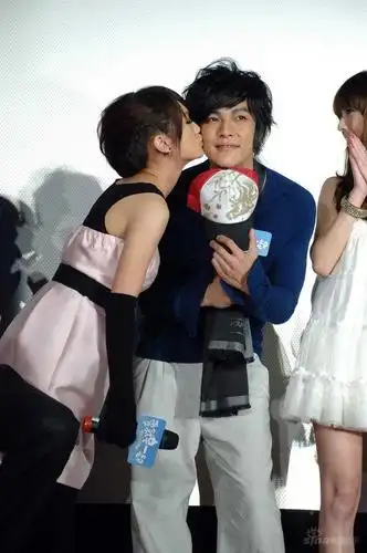 汪东城送情人节礼物杨丞琳当众热情献吻组图