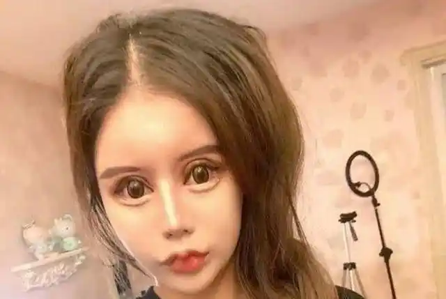 小z娜娜整容400次为整容砸几百万的她成功把自己整的面目全非