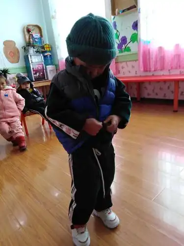 大部分的孩子穿衣存在着问题,午睡起床有的穿衣不会穿,有的穿衣动作慢