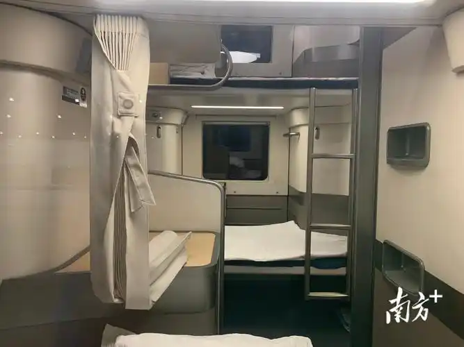 一人一铺一单间深圳驶出纵向卧铺动车