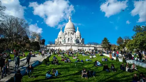 展开全部 这是法国巴黎北部的蒙马特高地地区的圣心大教堂