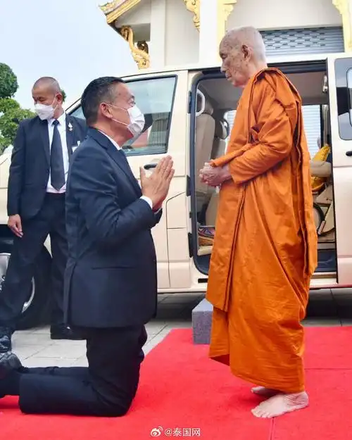 8月5日,泰国僧王颂得帕摩诃穆尼翁高僧抵达曼谷特西林塔瓦寺悼唁