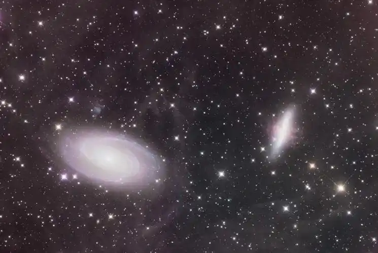 m81(左)和m82(右)星系,距离地球约1200万光年.