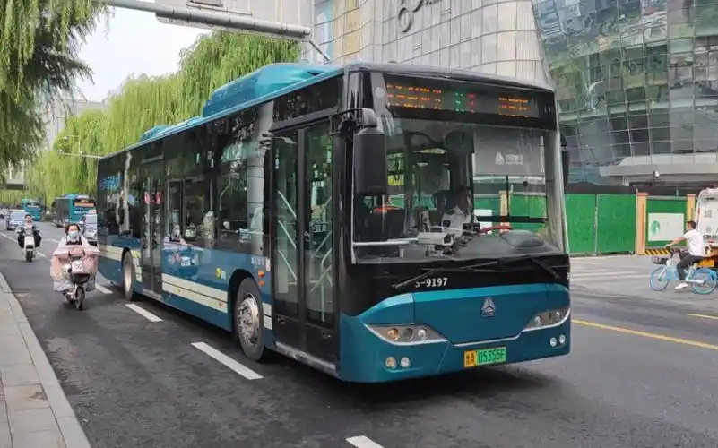 济南k1路公交车,重汽彩世界到洪家楼,票价2元,车型为豪沃混动