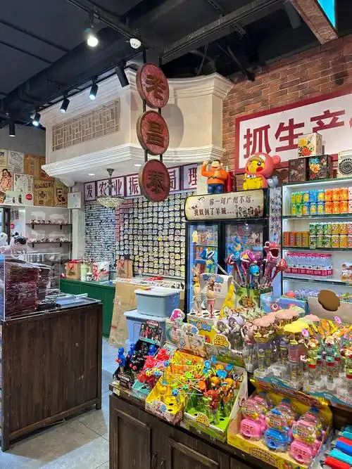 在一个小小的店铺里,集满了80后,90后的童年回忆,辣条