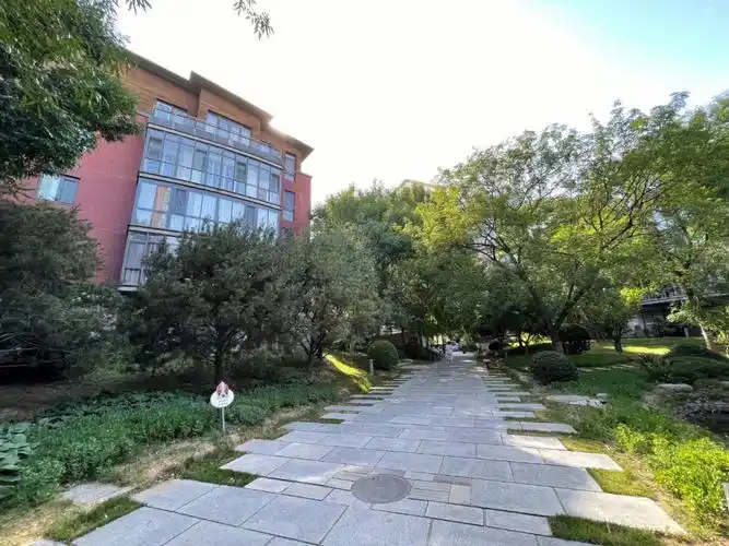 大隐隐于市阳光上东滨河花园大三居