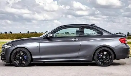 车身侧面整体轮廓没有大的变化,双门设计轿跑味十足,经典的双腰线使得