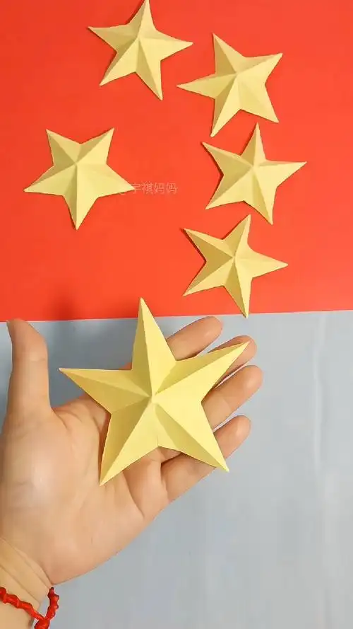 简单立体的五角星教程来咯.正方形折纸一张,大小都可以