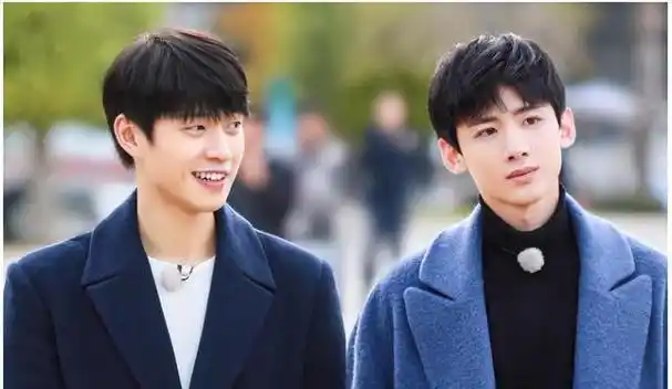 白敬亭领唱突发失误,魏大勋尴尬失笑,魏晨眼神求助!