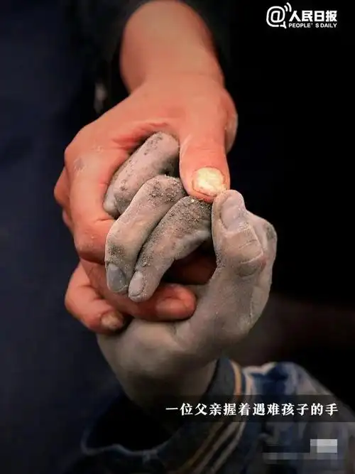 回顾汶川地震的15个感人瞬间看到一半已泪奔哪个让你印象深刻