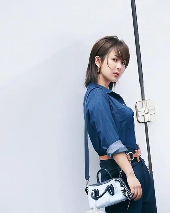 被杨紫的私服惊艳到了,白色t恤配牛仔裤 洋气又高级,气质真好