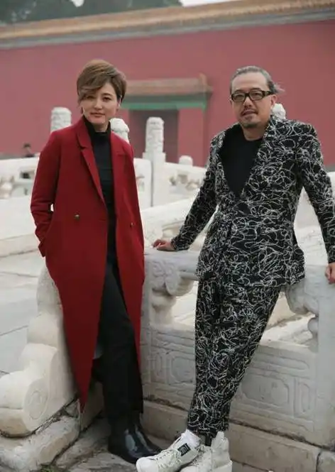 1/11 今天(11月24日)是西方的感恩节,张延在微博晒出与老公"傅老大"