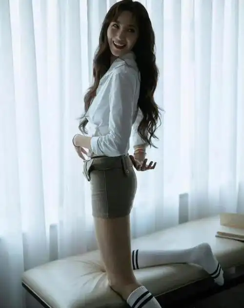 王紫璇性感职业装臀部短裙更迷人