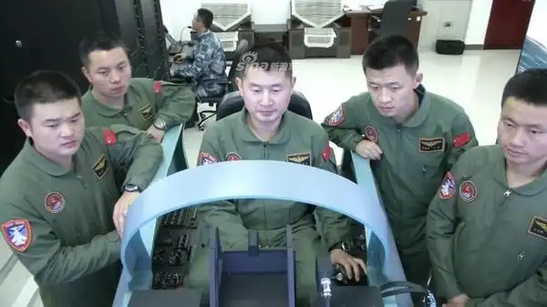 重伤419天后重获著舰认证 曹先建变身歼-15飞行教官