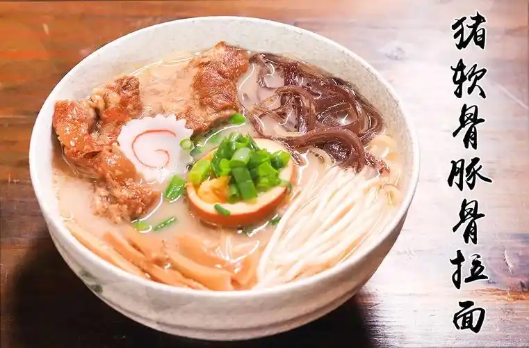 大块猪软骨,糖心鸡蛋,木耳,笋干,金针菇丰富的配料,铺满碗面,一看就