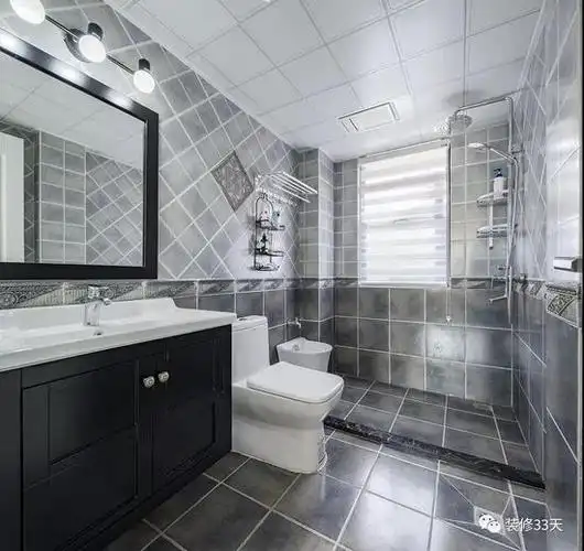 常见的瓷砖搭配 ▲ 上下分色的中间一般还会以腰线