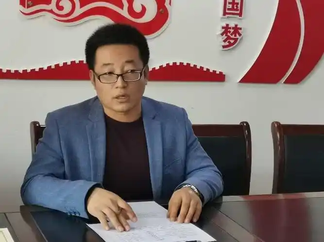 教研室副主任蔡斌老师主持介绍我校课题研究有关情况,并宣读立项